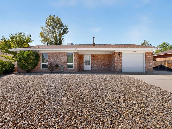 9933 Clearwater Street NW, Albuquerque, NM 87114