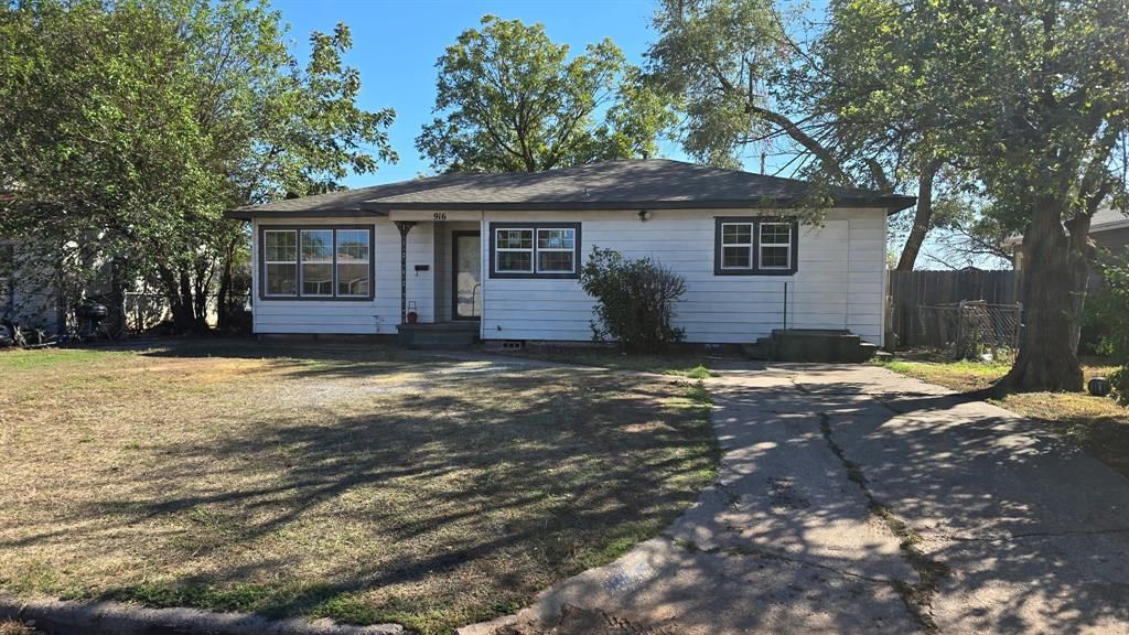 916 Hickory Street, Altus, OK 73521 Main Photo