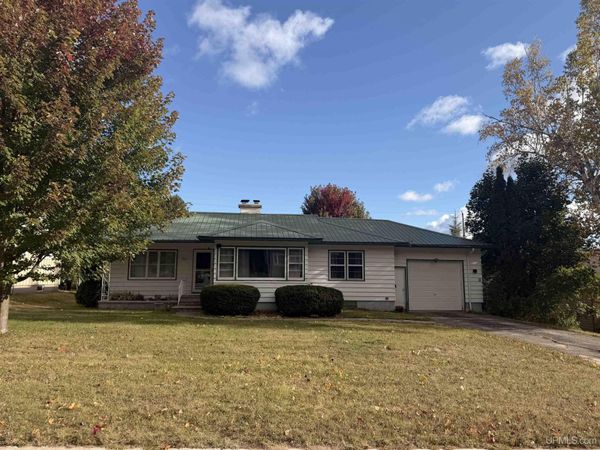 221 E Varnum Street, Munising, MI 49862