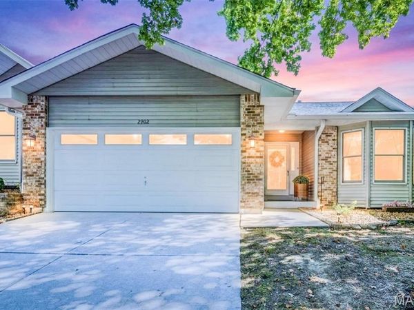 2902 Oakmont Drive, Unit 18B, St Charles, MO 63301