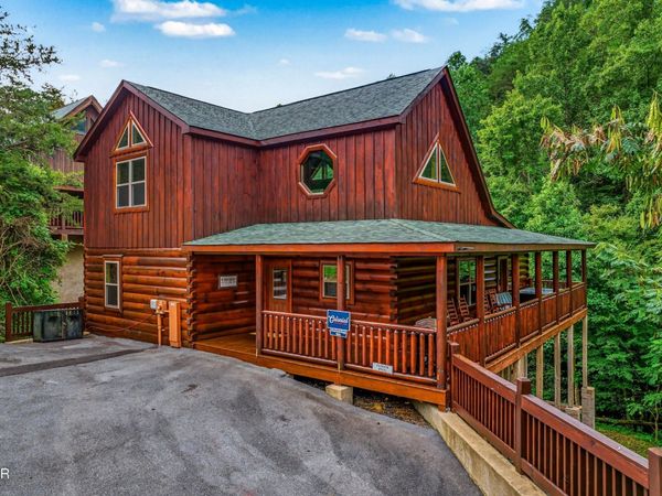 1924 Bear Creek Falls Way , Sevierville, TN 37876