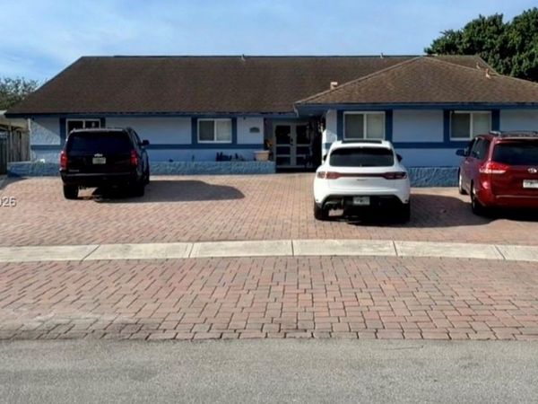 11810 NW 16th St , Pembroke Pines, FL 33026
