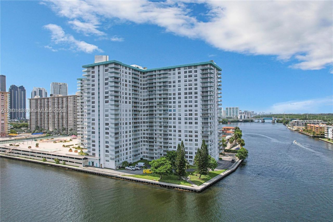 301 174th St , Unit 1105, Sunny Isles Beach, FL 33160 Photo