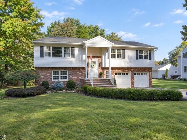 11 Oakland Ter, Fairfield, NJ 07004