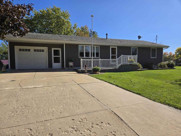 923 Red Maple Ave. , Cresco, IA 52136