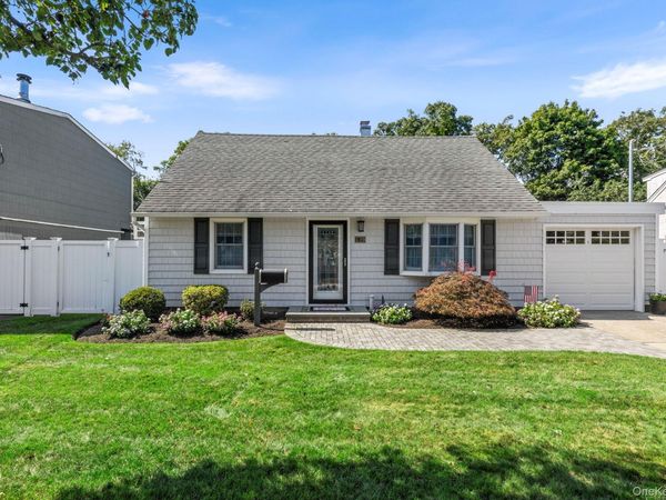 139 Arlyn Drive W, Massapequa, NY 11758
