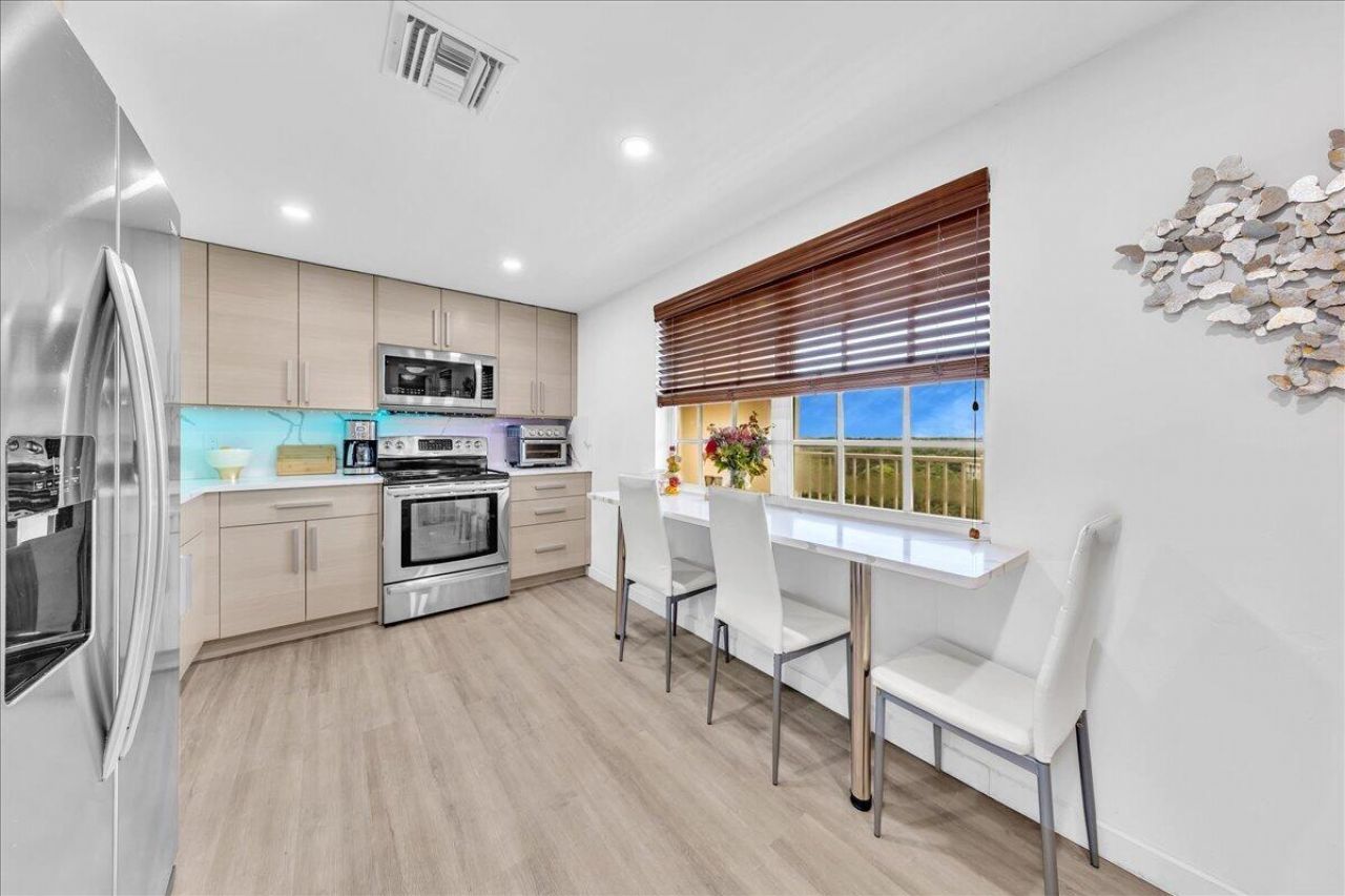 3520 Oaks Way, Unit 904, Pompano Beach, FL 33069 Photo