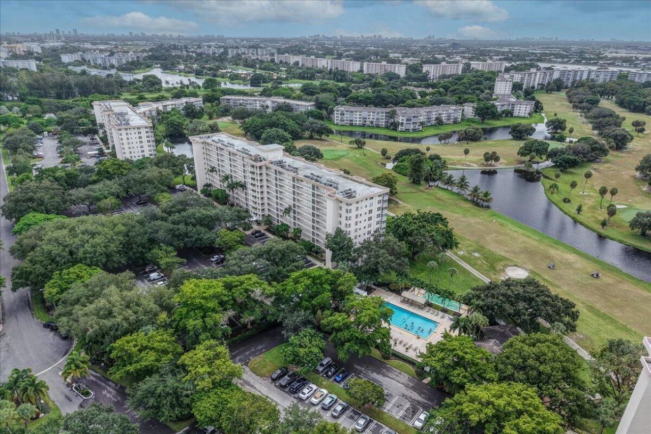 3520 Oaks Way, Unit 904, Pompano Beach, FL 33069 Photo