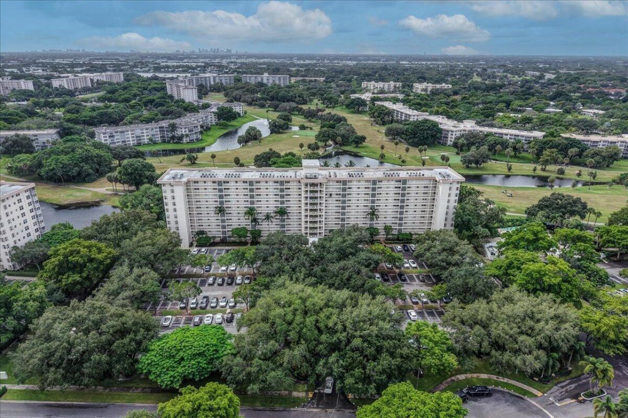 3520 Oaks Way, Unit 904, Pompano Beach, FL 33069 Photo