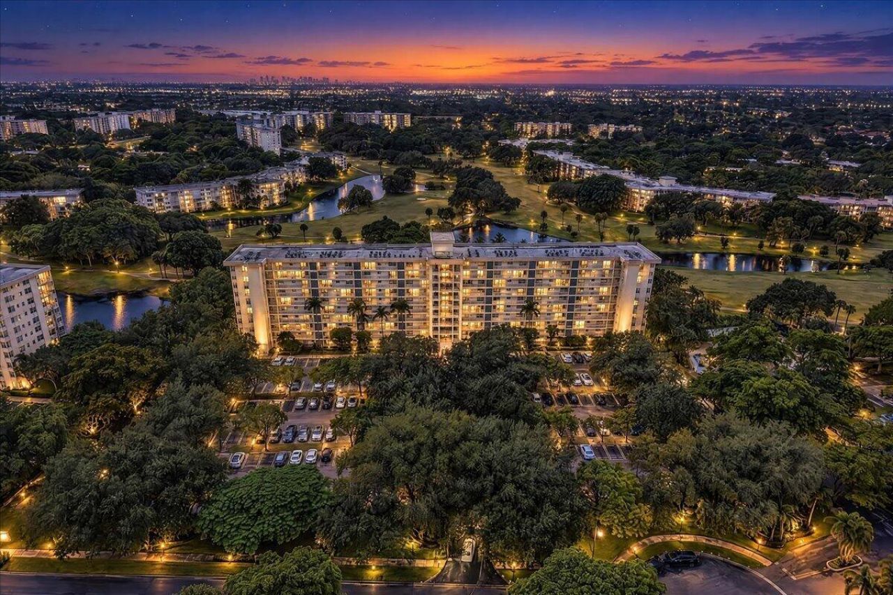 3520 Oaks Way, Unit 904, Pompano Beach, FL 33069 Photo