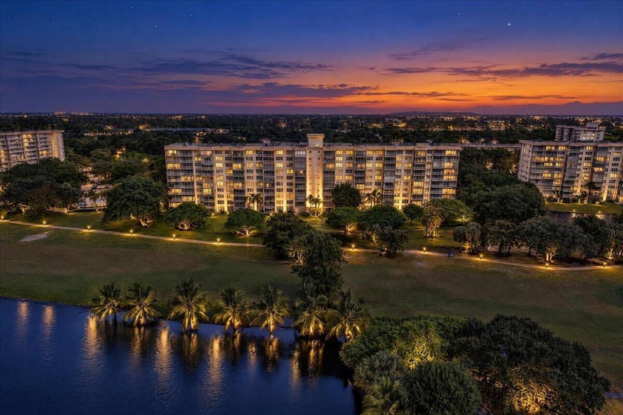 3520 Oaks Way, Unit 904, Pompano Beach, FL 33069 Photo