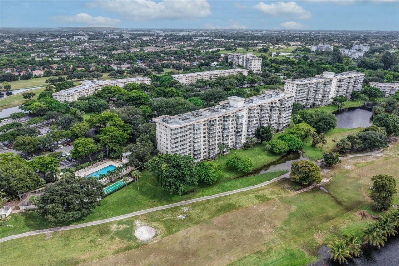 3520 Oaks Way, Unit 904, Pompano Beach, FL 33069 Photo