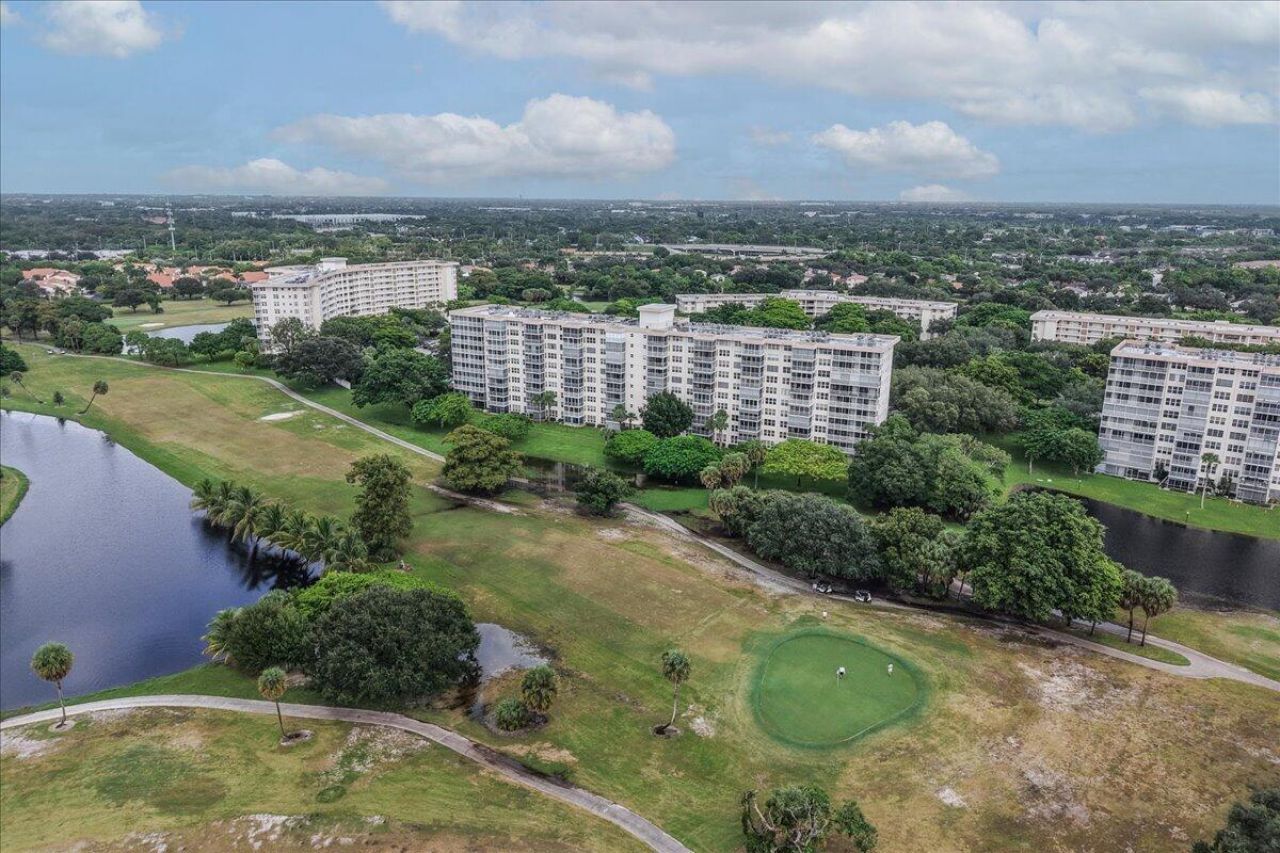 3520 Oaks Way, Unit 904, Pompano Beach, FL 33069 Photo