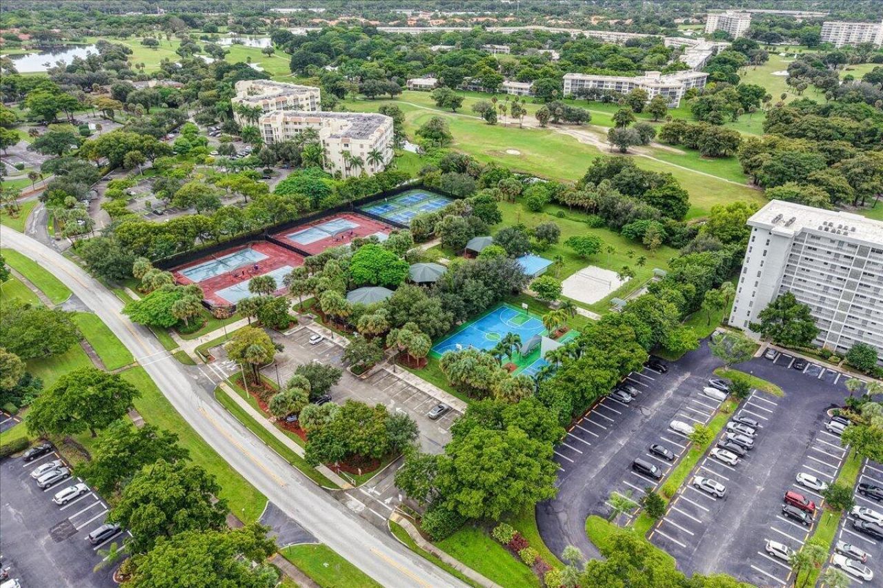3520 Oaks Way, Unit 904, Pompano Beach, FL 33069 Photo