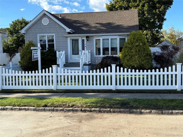 8 Walnut Place , Lindenhurst, NY 11757