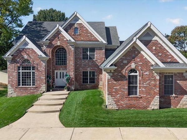821 N Spoede Road, Creve Coeur, MO 63141