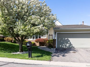 35003 Meadow Lane, Farmington Hills, Mi 48335
