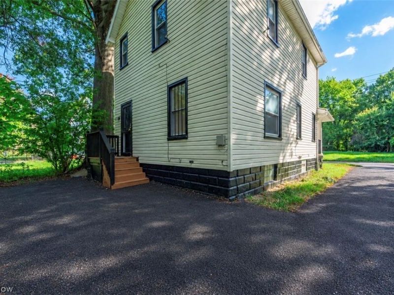 904 E 144th Street, Cleveland, OH 44110 Photo 3