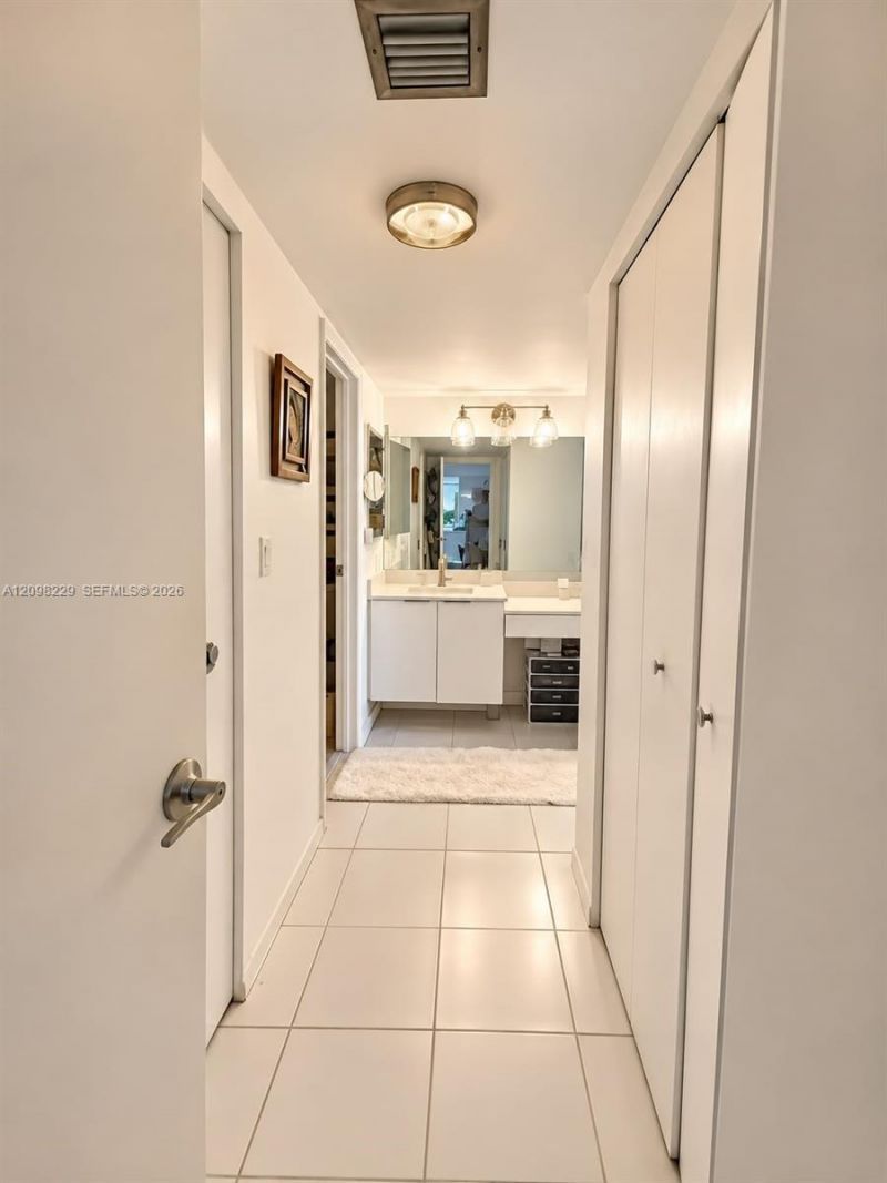 3101 N Country Club Dr , Unit 301, Aventura, FL 33180 Photo