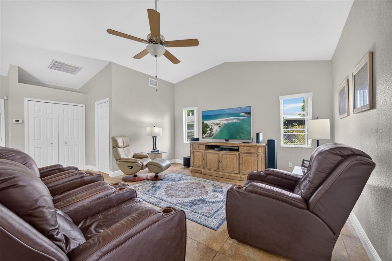 4933 Seville Court , Cape Coral, FL 33904 Photo