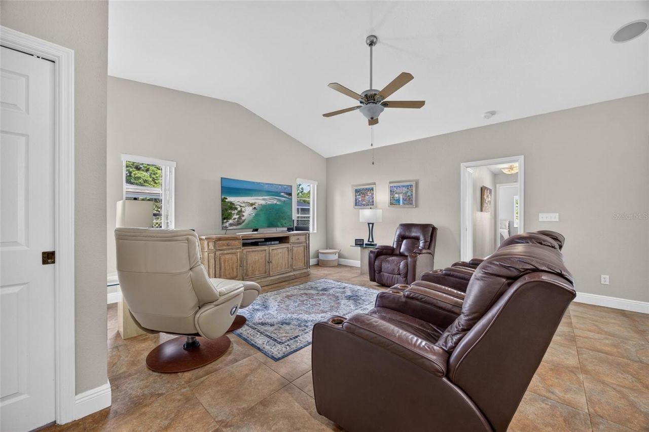 4933 Seville Court , Cape Coral, FL 33904 Photo