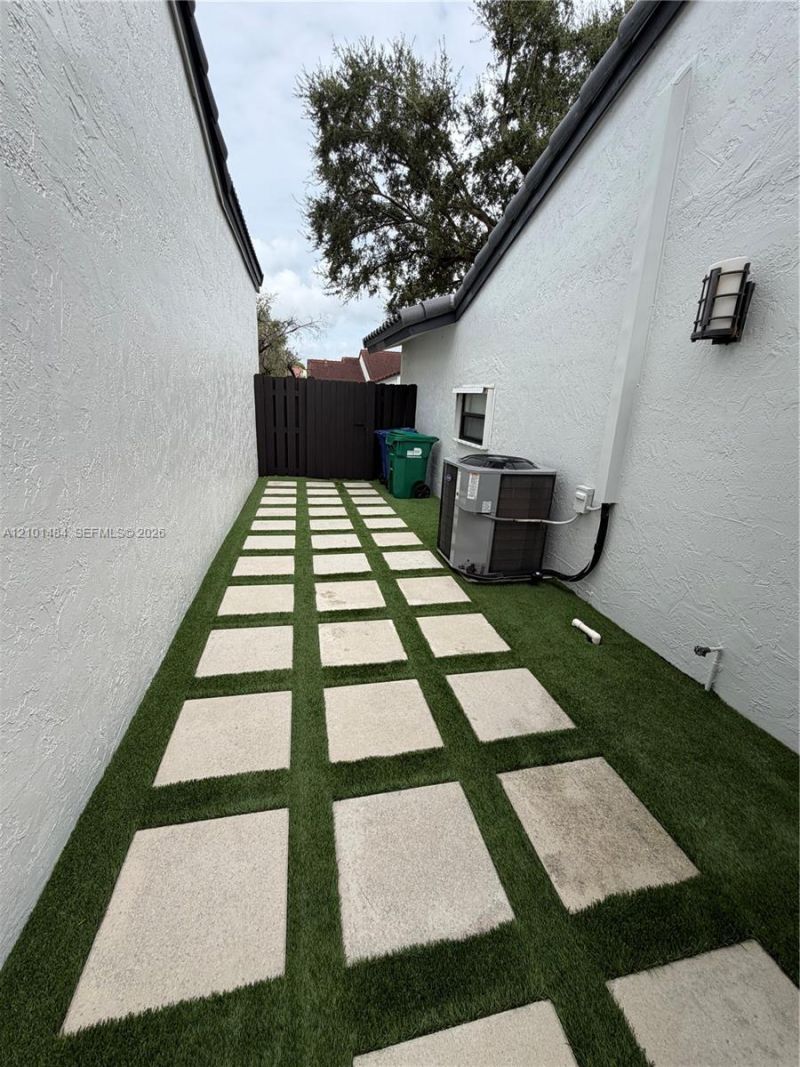 17819 NW 66th Ct Cir , Hialeah, FL 33015 Photo