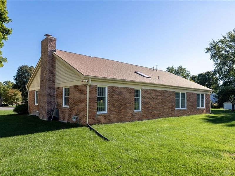 650 Oakwood Court, Troy, OH 45373 Photo 2