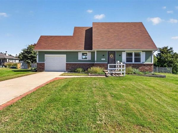1318 Tall Grass Court, Eudora, KS 66025