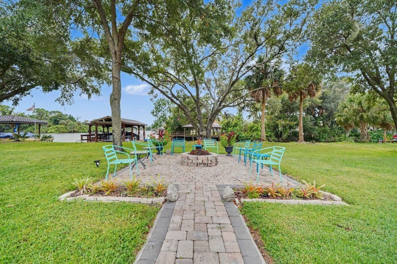16206 East Shirley Shores Road, Tavares, FL 32778 Photo