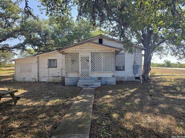 829 E Charco Rd, Tuleta, TX 78162