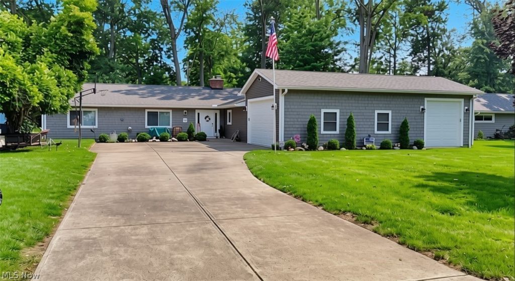16 Keewaydin Drive , Timberlake, OH 44095