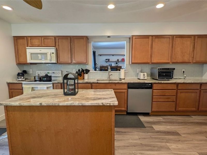 16 Keewaydin Drive, Timberlake, OH 44095 Photo 12