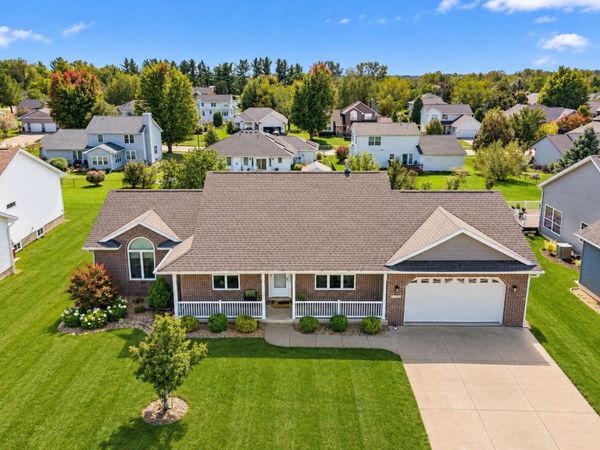2395 Wolf Run, Hiawatha, IA 52233
