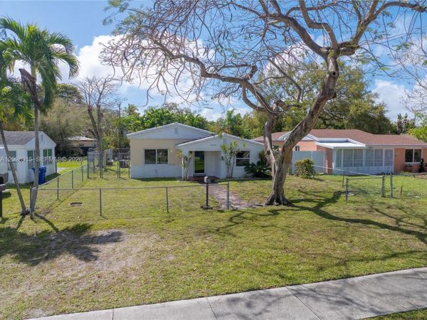 2048 NE 180th St , North Miami Beach, FL 33162