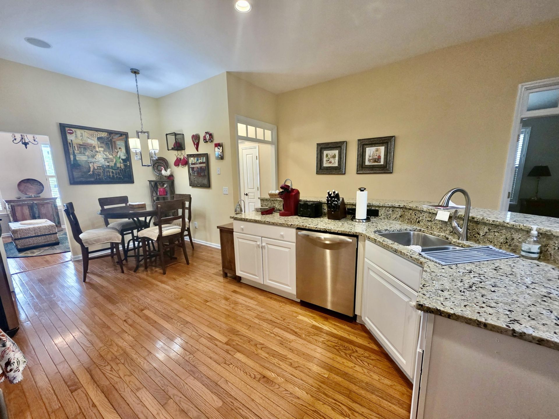 147 Brady Street Photo 8