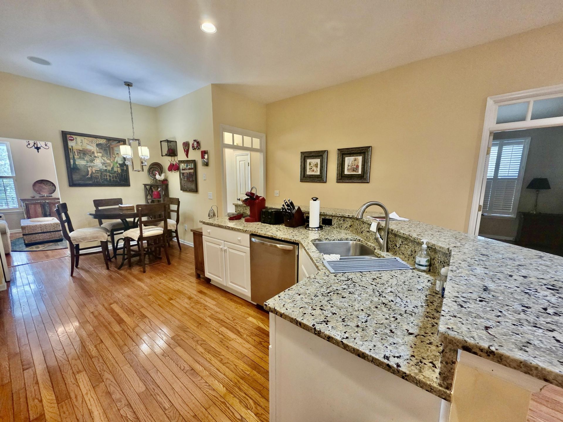 147 Brady Street Photo 9