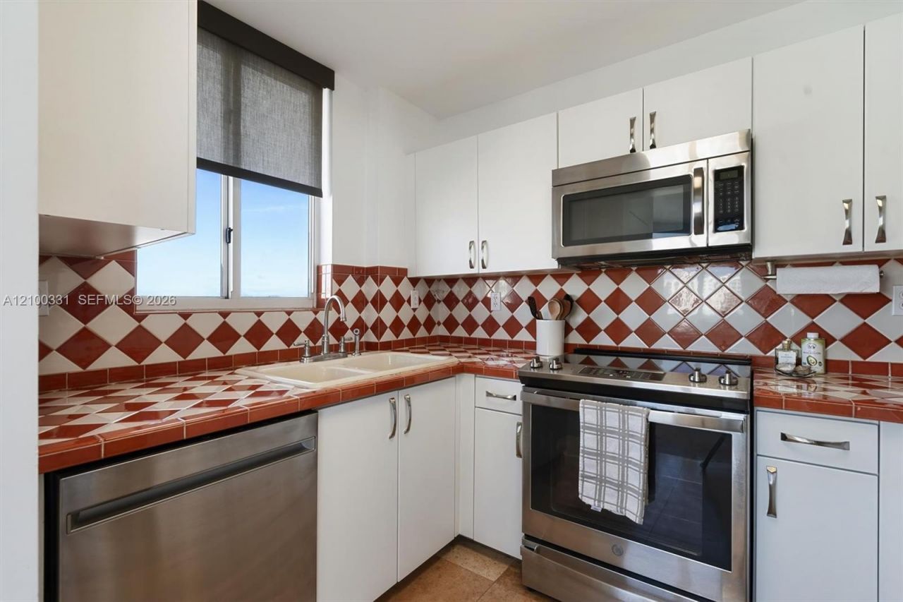 1621 Bay Rd, Unit 901, Miami Beach, FL 33139 Photo