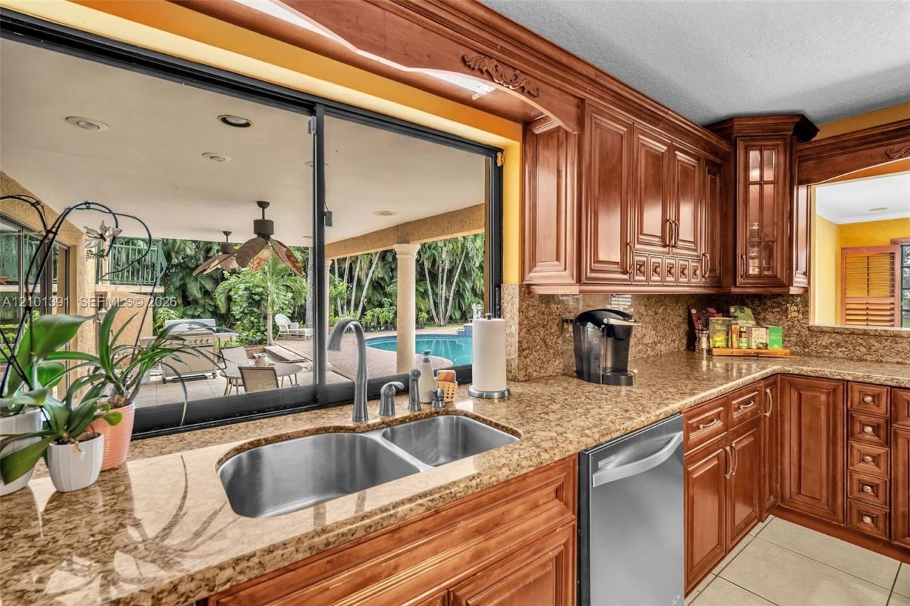 10010 NW 135th St, Hialeah Gardens, FL 33018 Photo