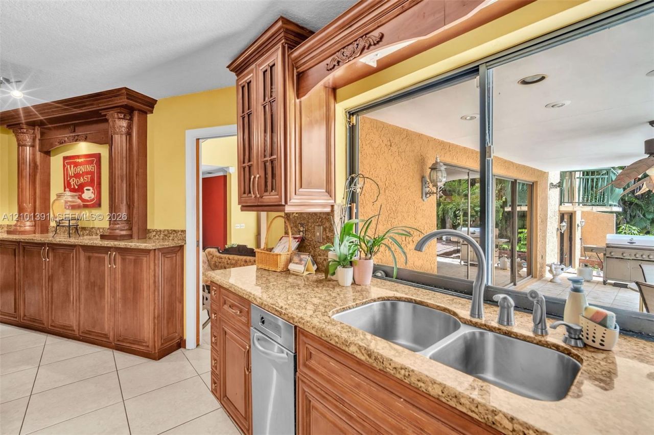 10010 NW 135th St, Hialeah Gardens, FL 33018 Photo