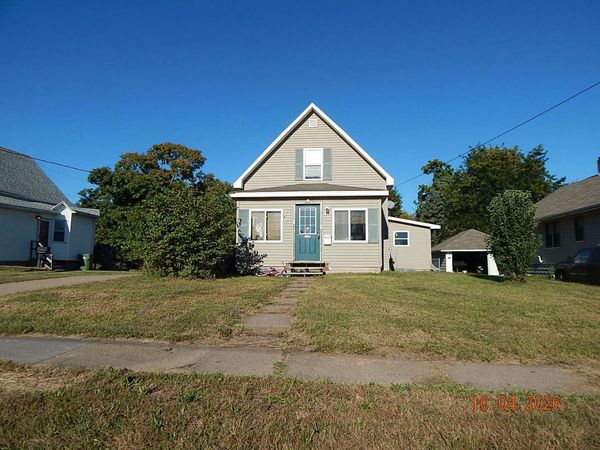 272 22nd Place , Clinton, IA 52732