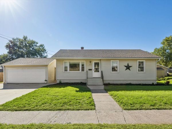 219 9th Avenue , De Witt, IA 52742