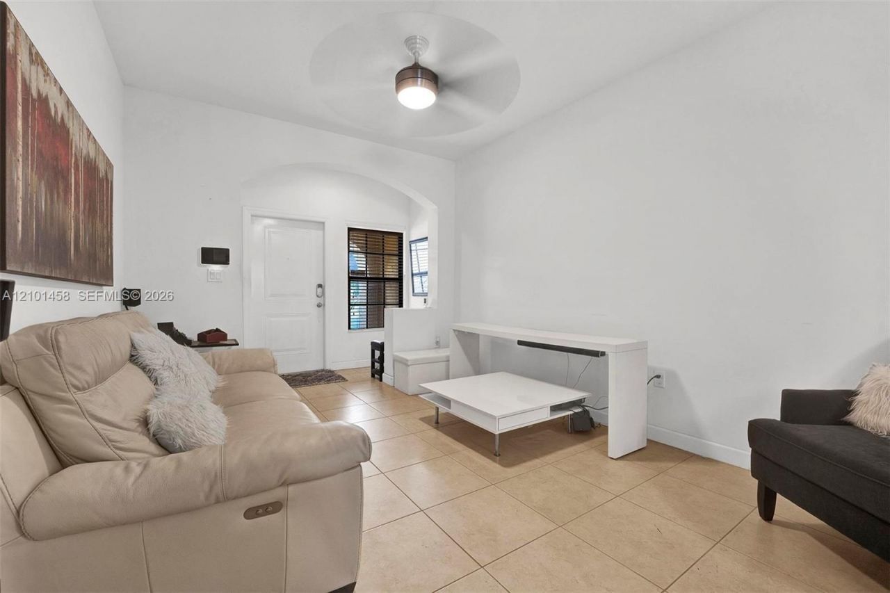 371 NE 194th Ter , Miami, FL 33179 Photo