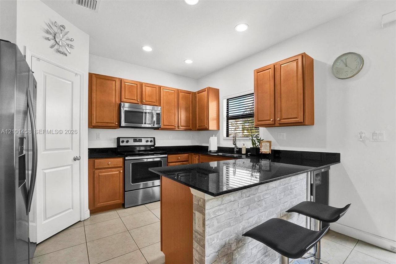 371 NE 194th Ter , Miami, FL 33179 Photo