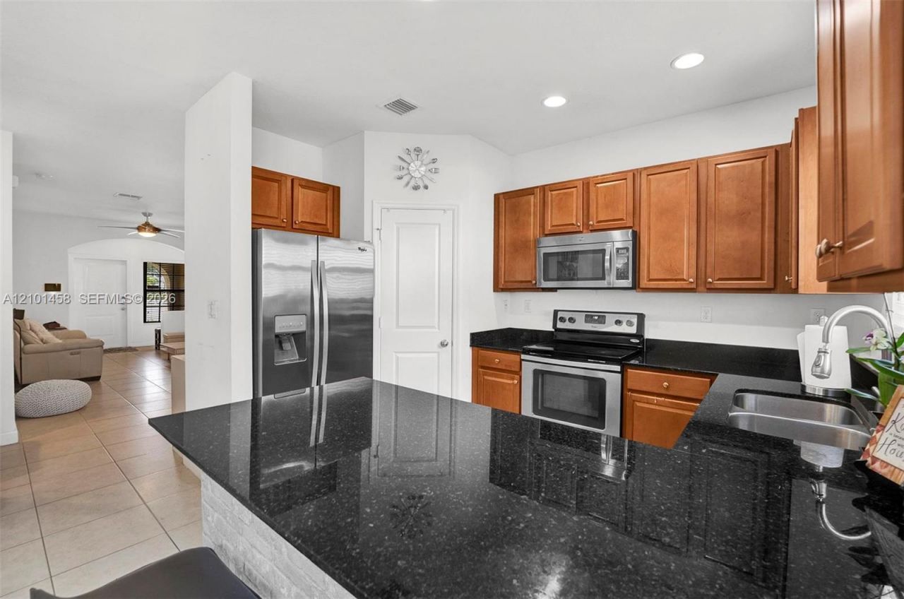 371 NE 194th Ter , Miami, FL 33179 Photo