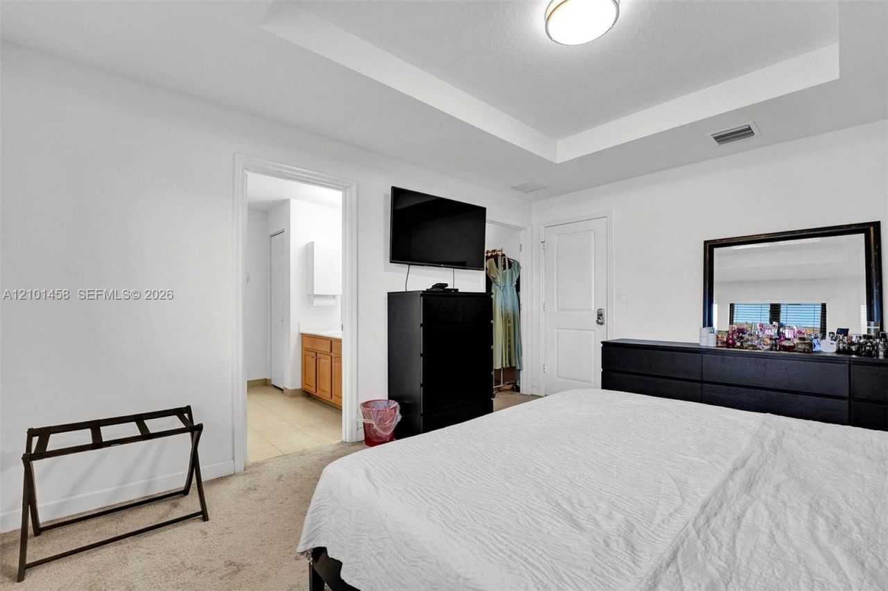 371 NE 194th Ter , Miami, FL 33179 Photo
