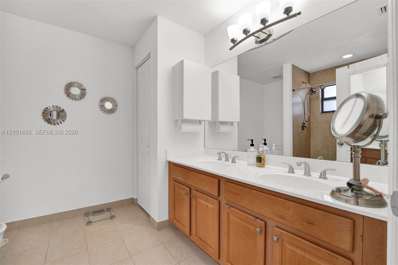 371 NE 194th Ter , Miami, FL 33179 Photo