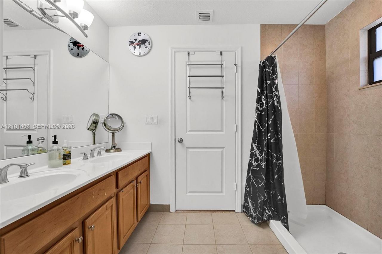 371 NE 194th Ter , Miami, FL 33179 Photo