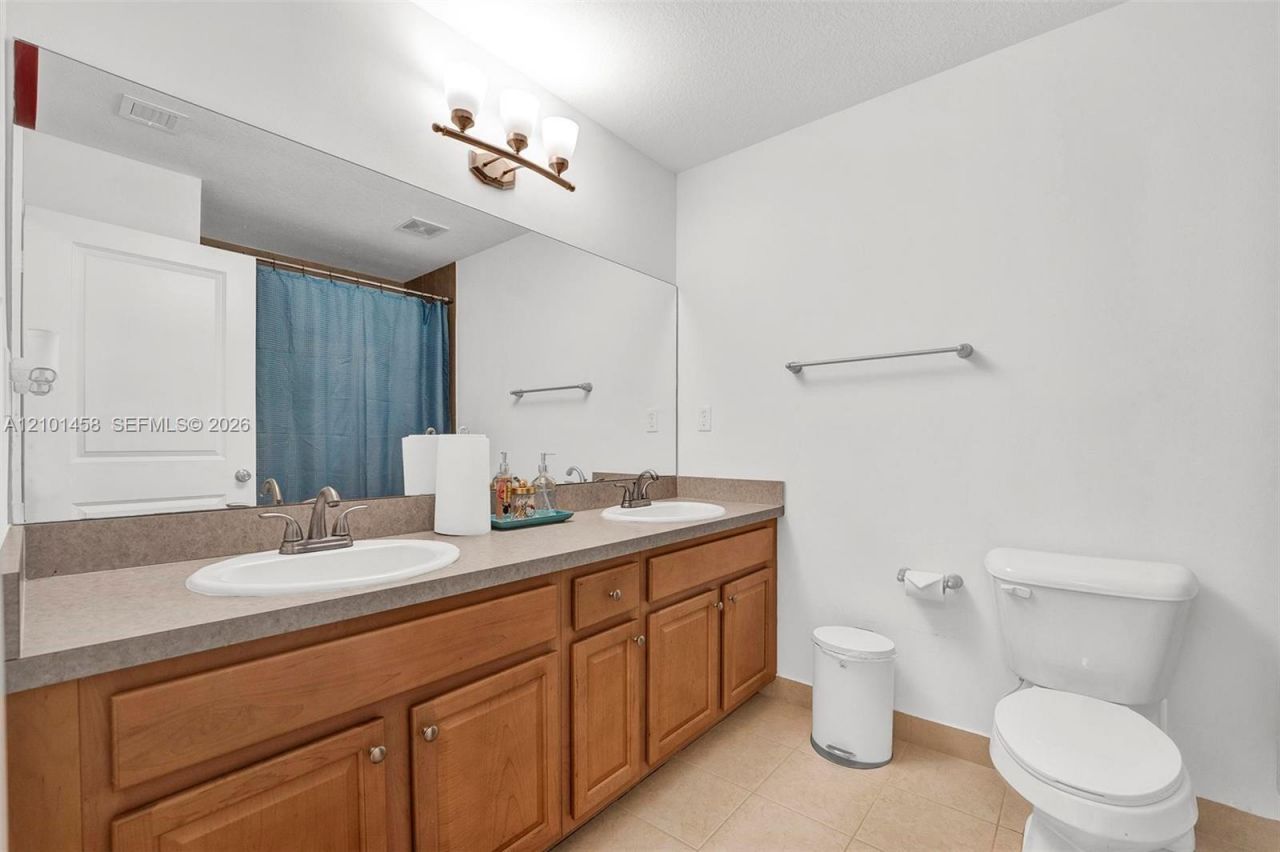 371 NE 194th Ter , Miami, FL 33179 Photo