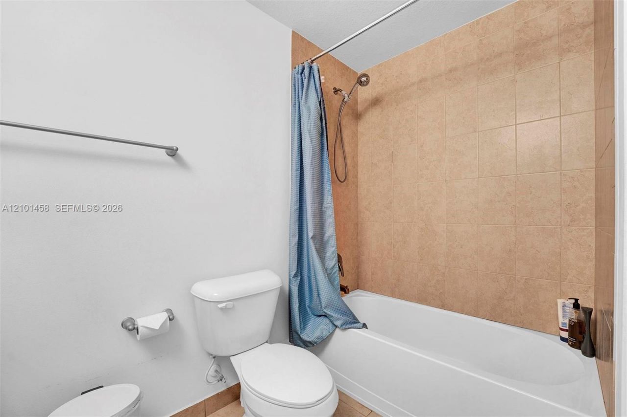 371 NE 194th Ter , Miami, FL 33179 Photo