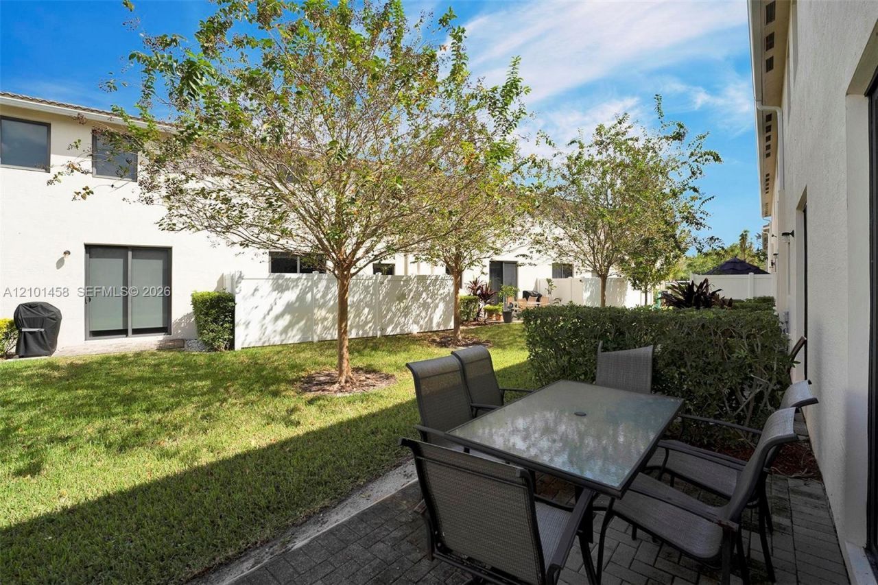 371 NE 194th Ter , Miami, FL 33179 Photo